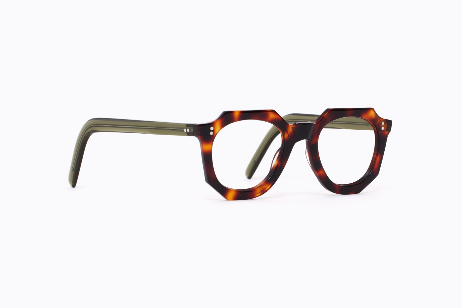 This is the sideview of Bidules' very own assembled frame with a 50's crown pantos front and 70's green acetate temples